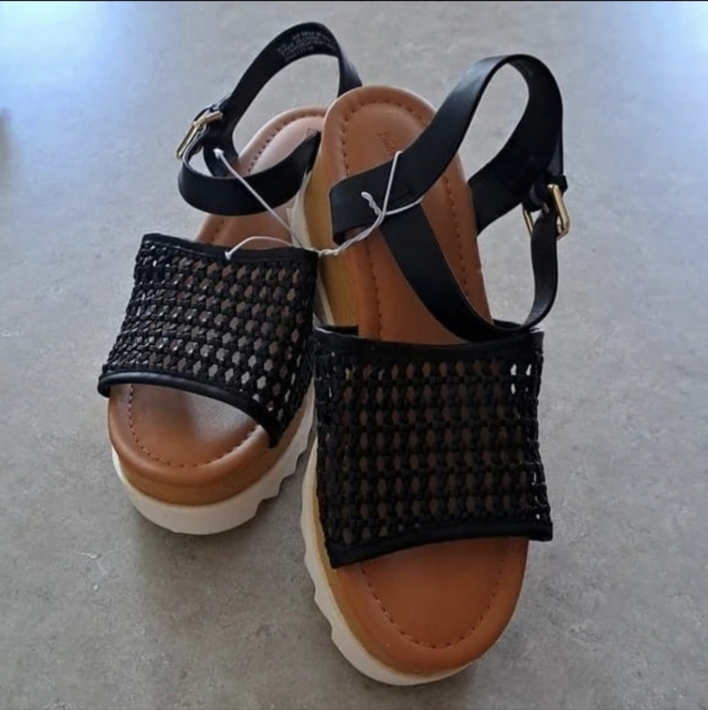 🎊🎊 Universal Threads Black & Tan Wedge Sandals/NWT - Size 8 1/2
